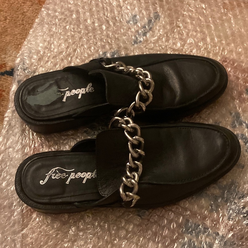 Free people size 8 black genuine leather mules cute chunky chain